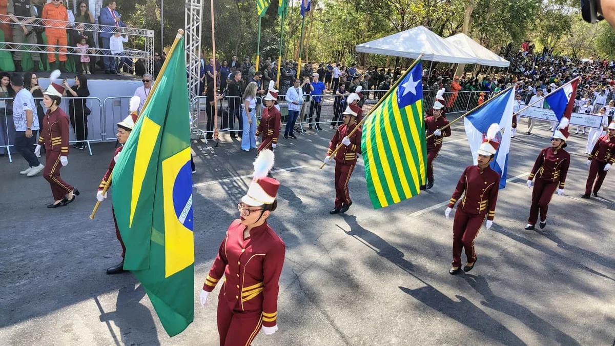 Desfile da Independência reúne escolas e militares em Teresina nesta segunda
