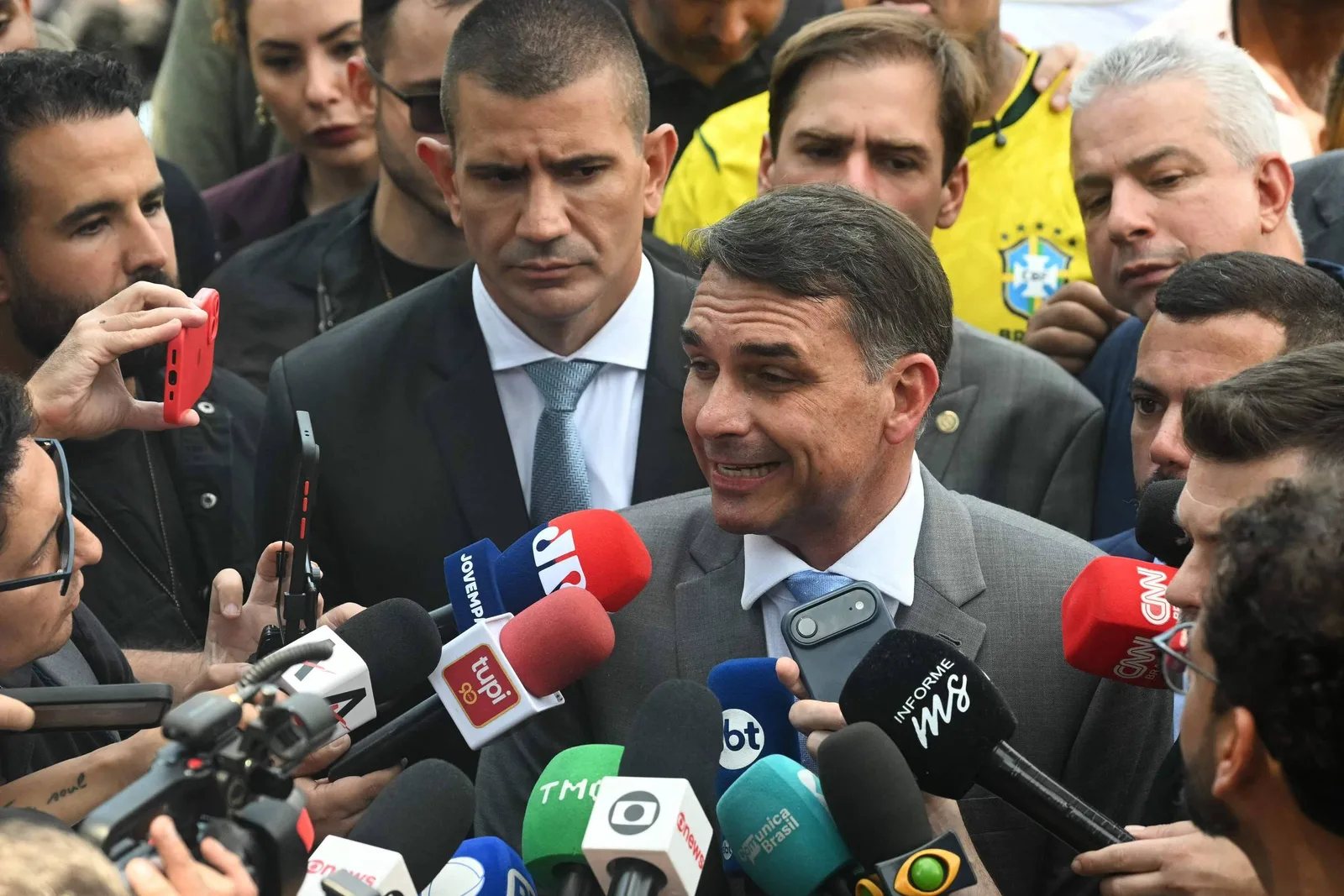 Flávio Bolsonaro critica veto a bets e defende amigo investigado pela PF