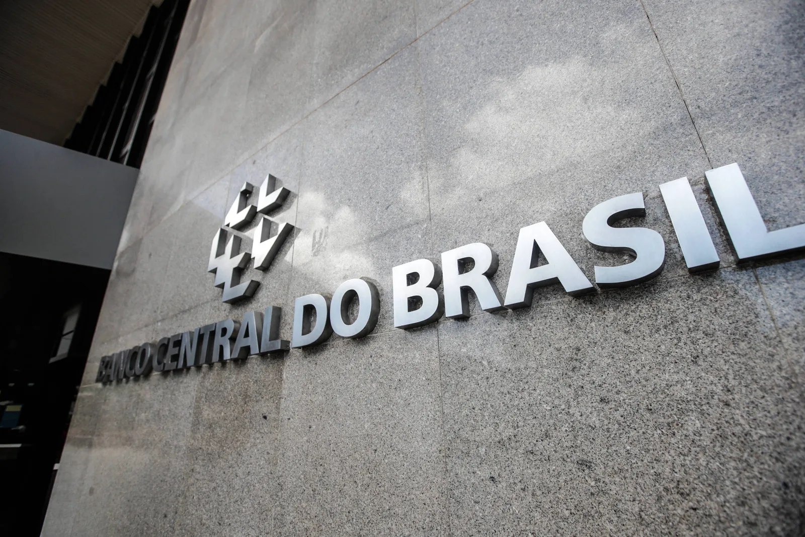 Focus mantém previsão de corte da Selic e inflação de 4,9% em 2026