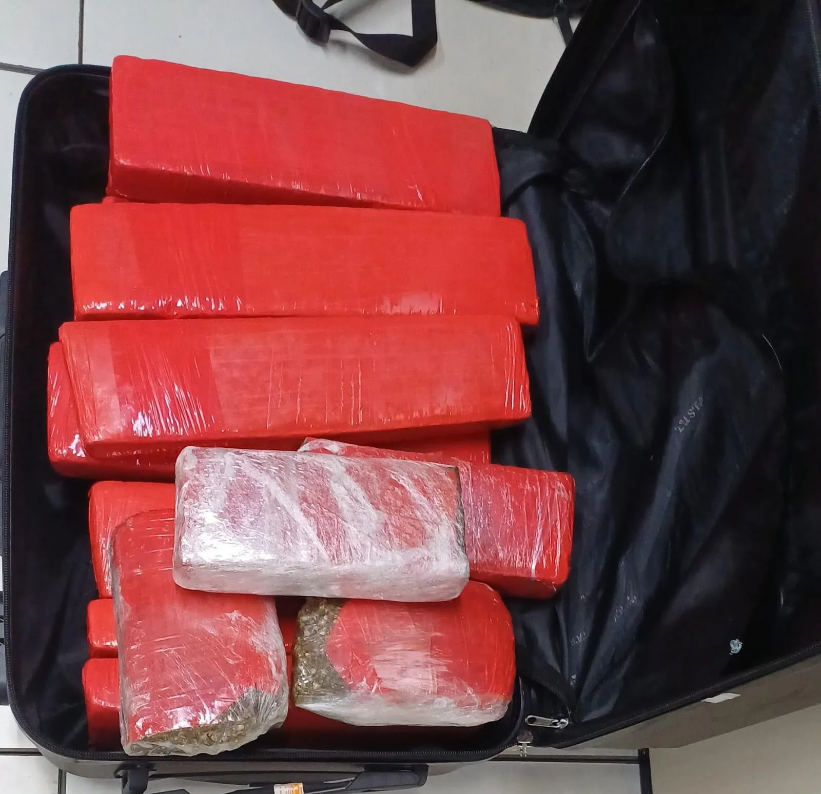 PRF prende jovem e apreende adolescente com drogas em ônibus na BR-040