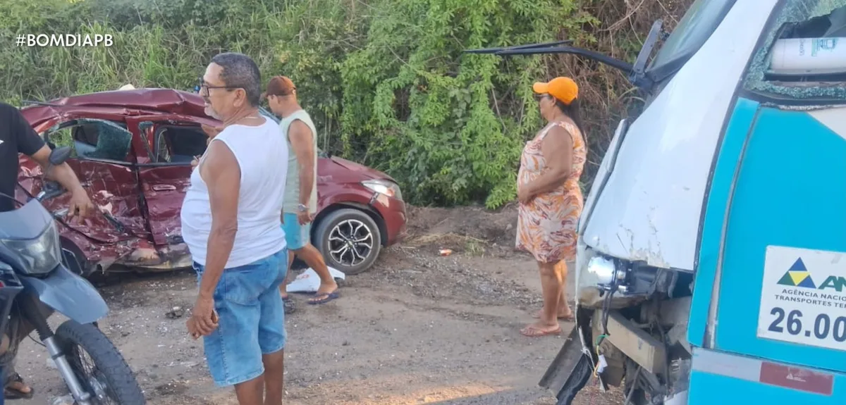 Adolescente de 14 anos morre após colisão entre carro e ônibus na Paraíba