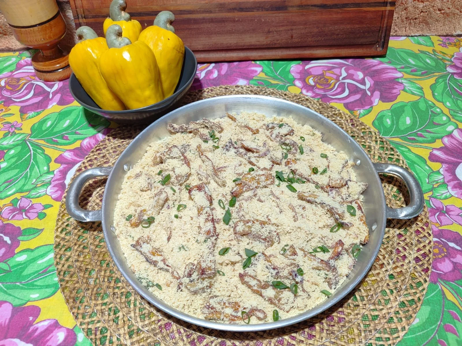 Farofa de caju leva manteiga de garrafa, castanha e farinha de mandioca