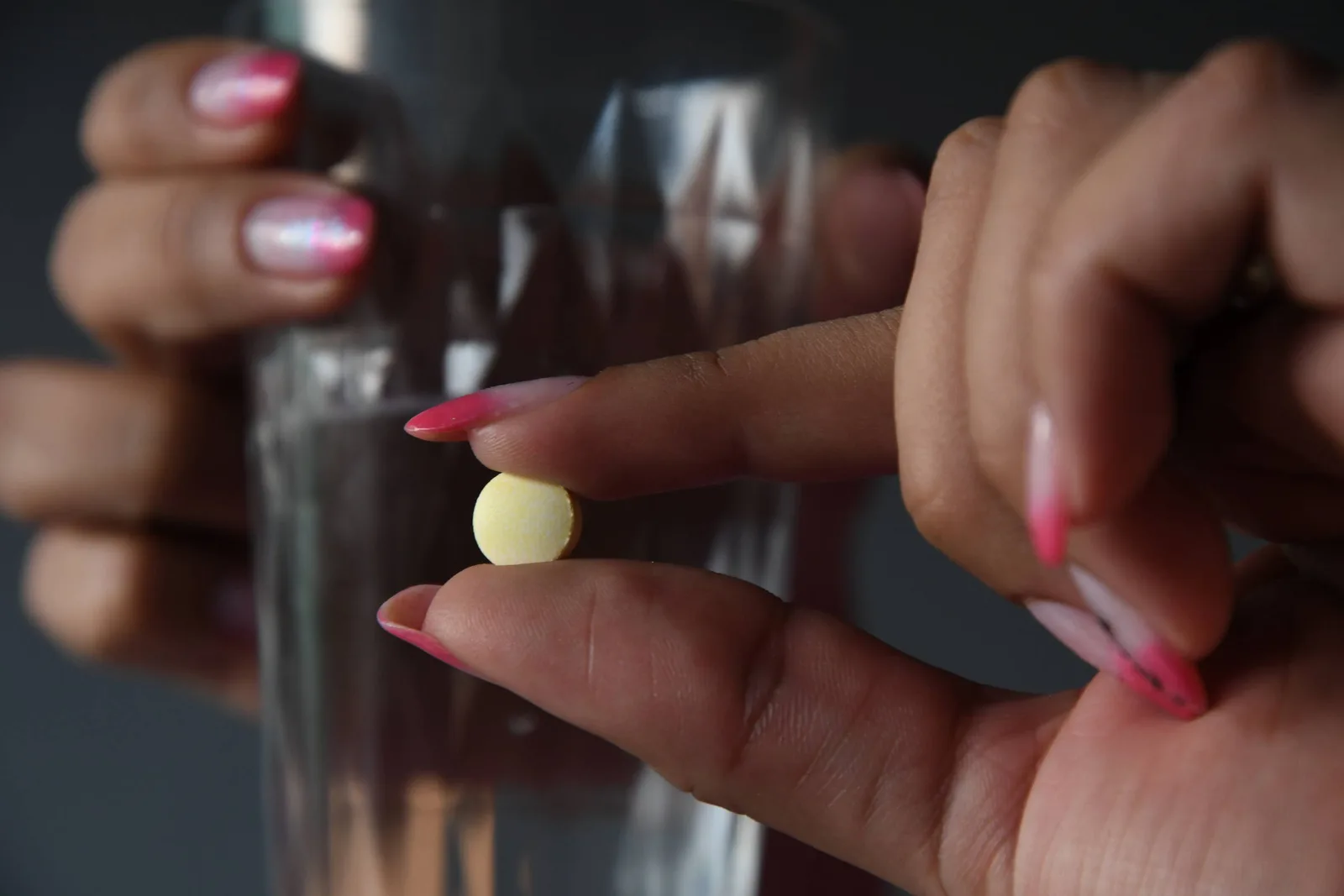 Pílula combinada aparece ligada a mais comer emocional em estudo com 422 mulheres