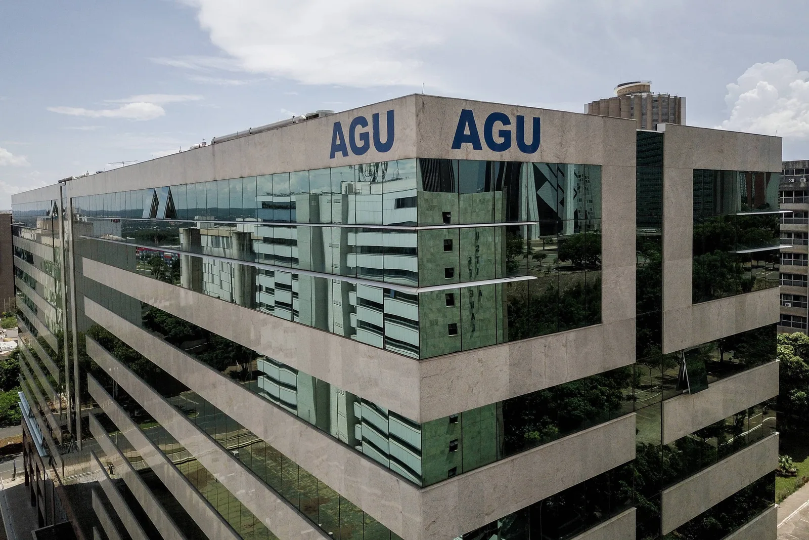 AGU dá 72 horas para YouTube agir contra vídeos de médicos falsos feitos com IA