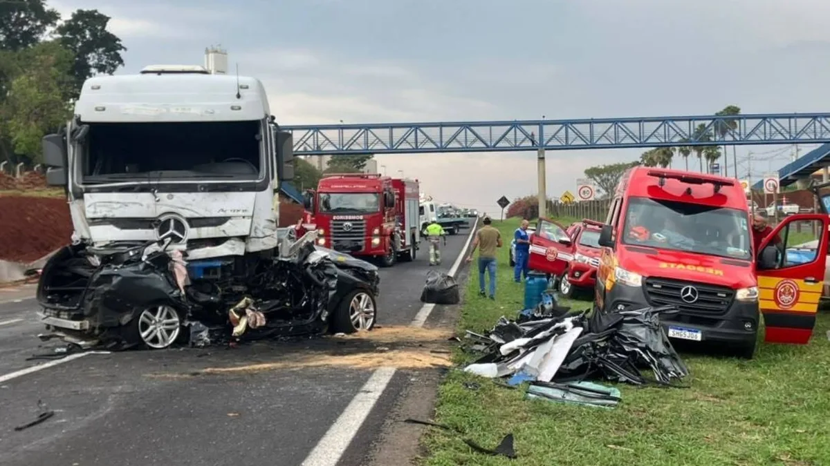 Caminhoneiro tentou frear antes de colisão na Rodovia Zeferino Vaz