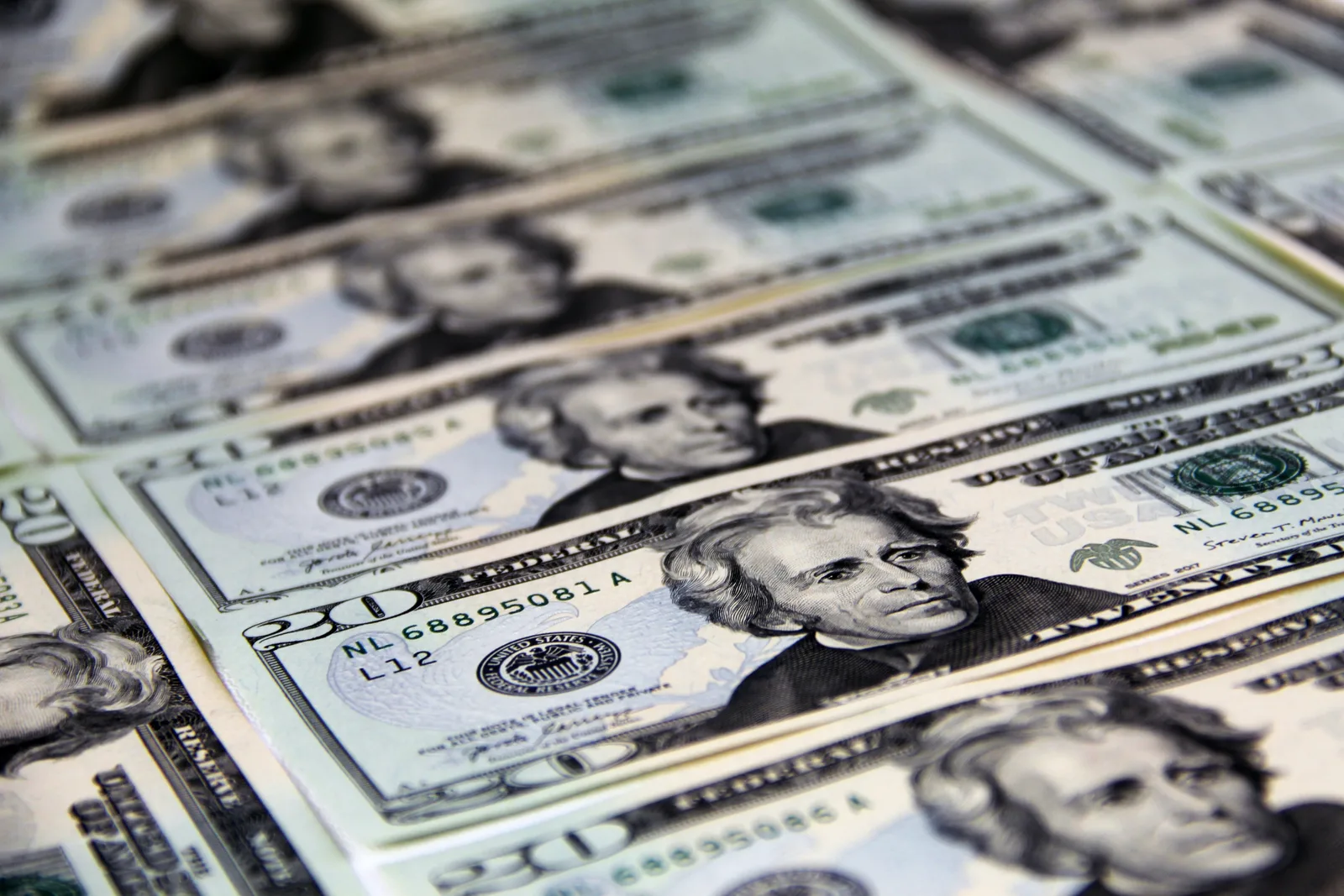 Ibovespa bate recorde e dólar recua com inflação e petróleo no radar