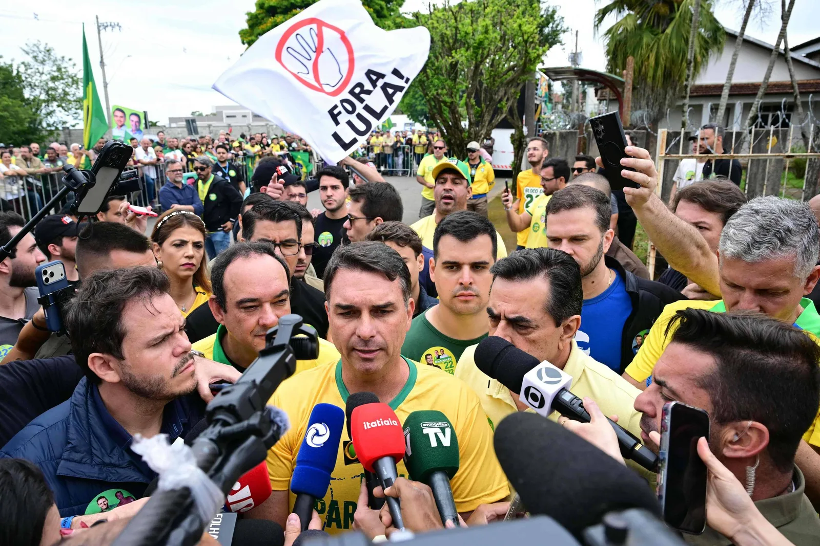 Flávio Bolsonaro acusa STF de interferência e mira Lula em ato em Minas