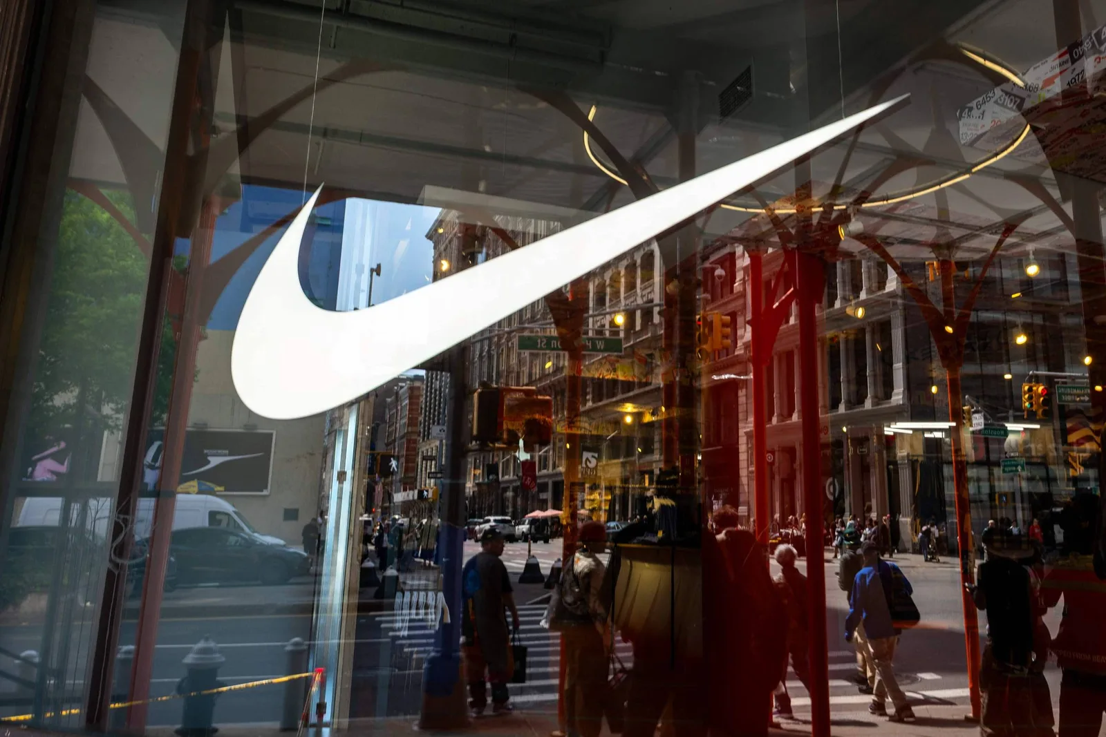 Nike prevê queda de receita e prepara cortes no quadro de funcionários