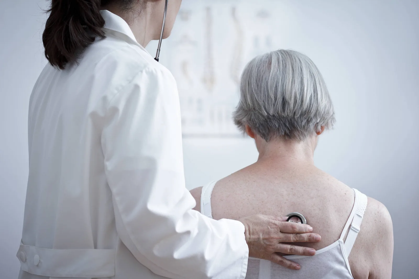 Estudo questiona base global de diretrizes para pneumonia grave