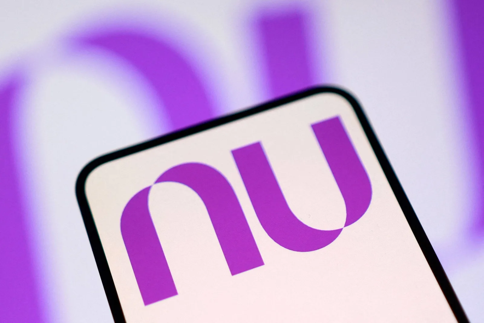 Nubank discute possível compra do Monzo por até £ 10 bilhões