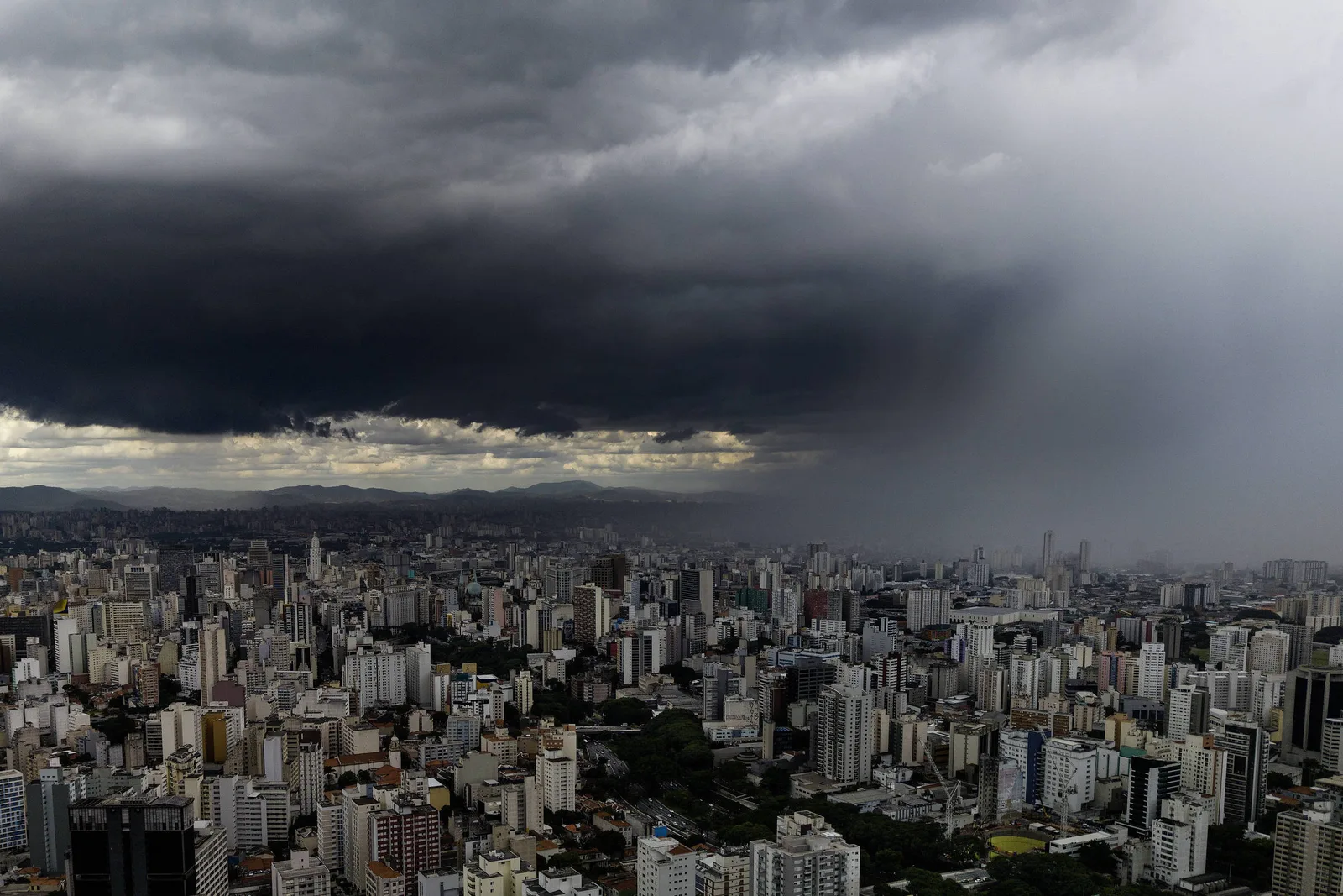 Inmet alerta para chuva intensa em São Paulo e áreas de Minas e Rio