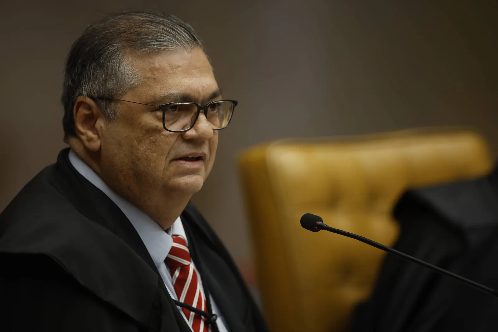 Dino defende decisões sobre debate e questiona críticas a ministra do TSE