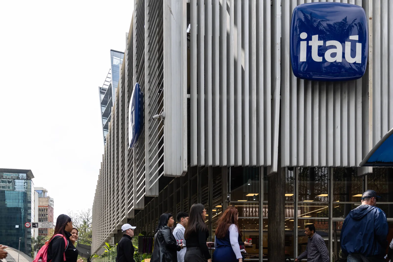 Bancos e atendimento presencial do INSS param no feriado de 12 de outubro