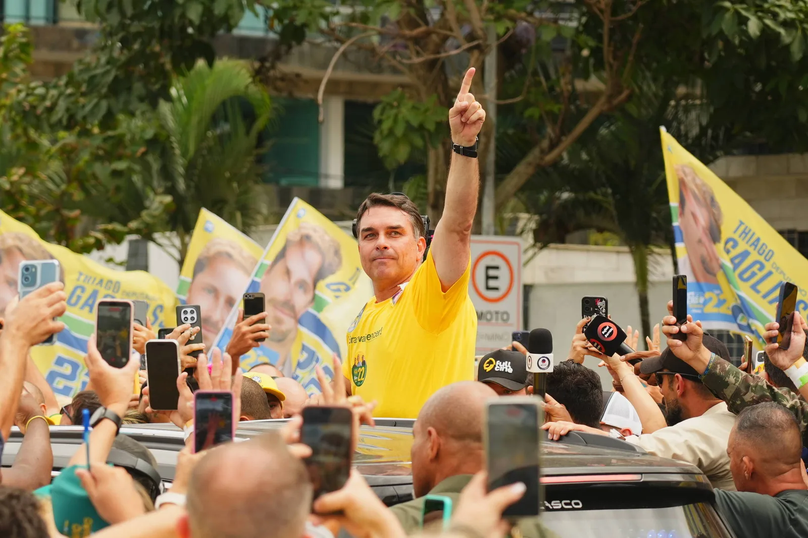 Flávio Bolsonaro pede fim de sigilos em investigações durante agenda de campanha