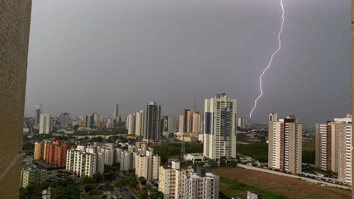 Cuiabá pode ter chuva à noite após pancadas e trovoadas durante o domingo
