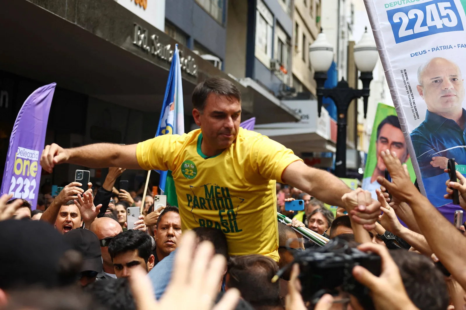 Flávio Bolsonaro explora crise no STF e enfrenta contradições sobre aliados e instituições