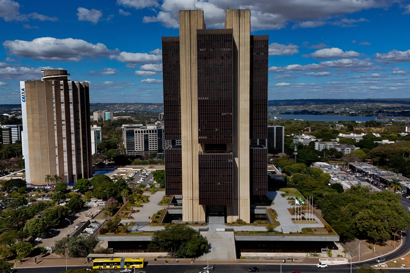 Copom reduz Selic para 13,75% ao ano no último encontro antes das eleições