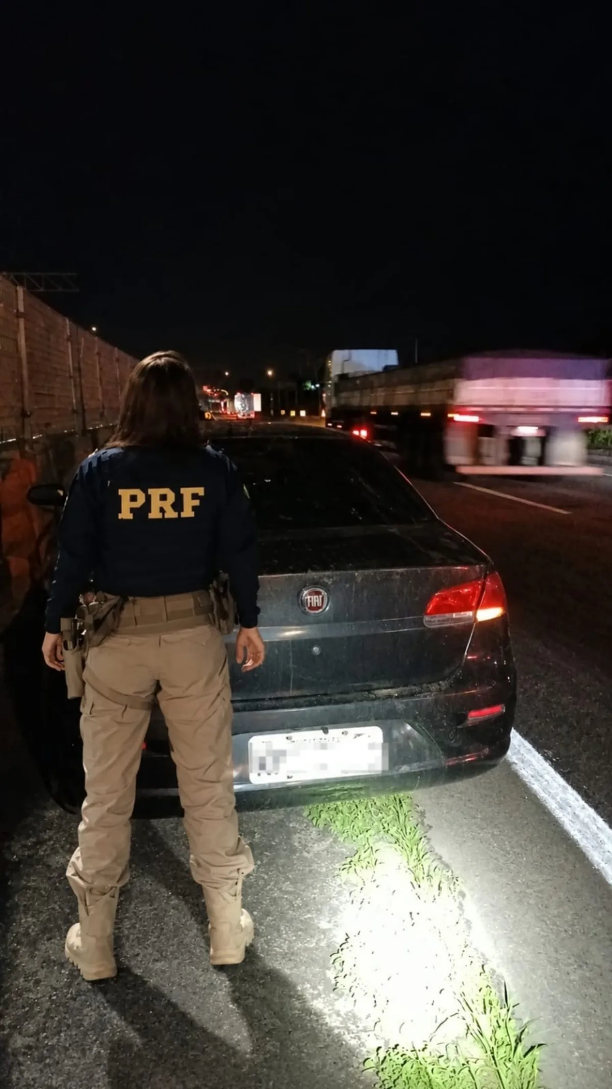 PRF recupera carro roubado estacionado na Via Dutra, em Itatiaia