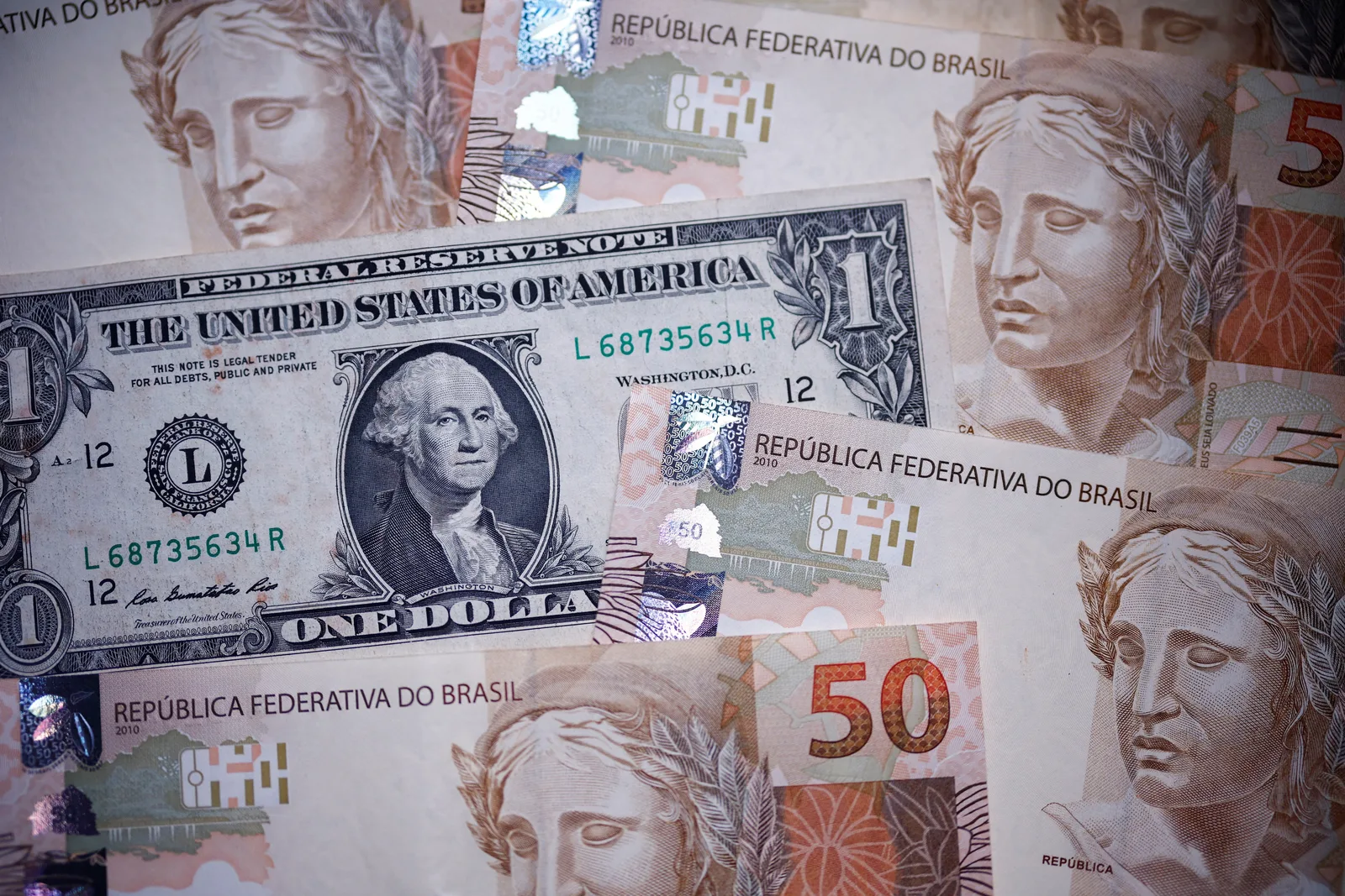 Bolsa Família terá reajuste de 15% e petróleo recua no exterior