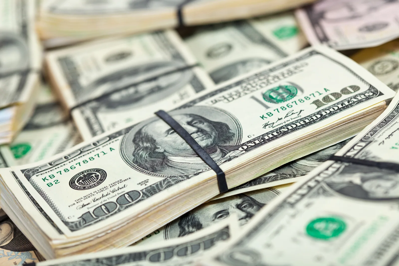 Dólar sobe e Bolsa recua antes de ata do Federal Reserve