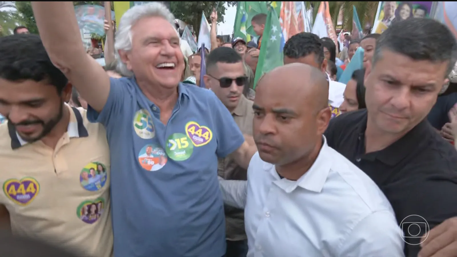 Caiado faz caminhada e carreata em Goiás antes de encerrar campanha