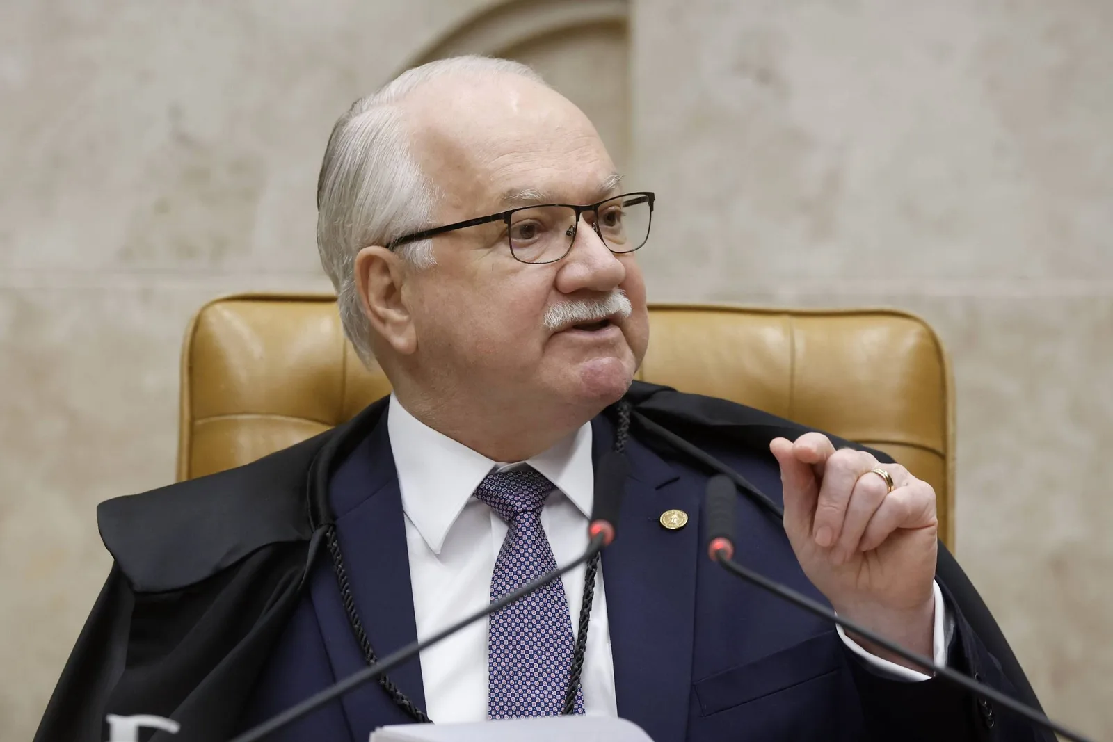 Fachin considera assumir casos Master e INSS em meio a crise no STF