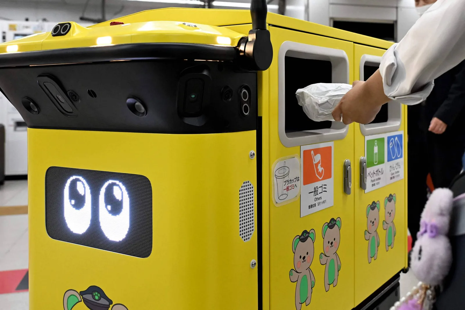 JR East testa robôs para recolher lixo na estação de Shinjuku