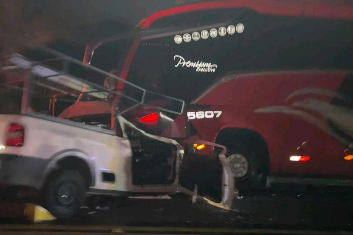 Colisão frontal entre carro e ônibus deixa dois mortos em Tremembé