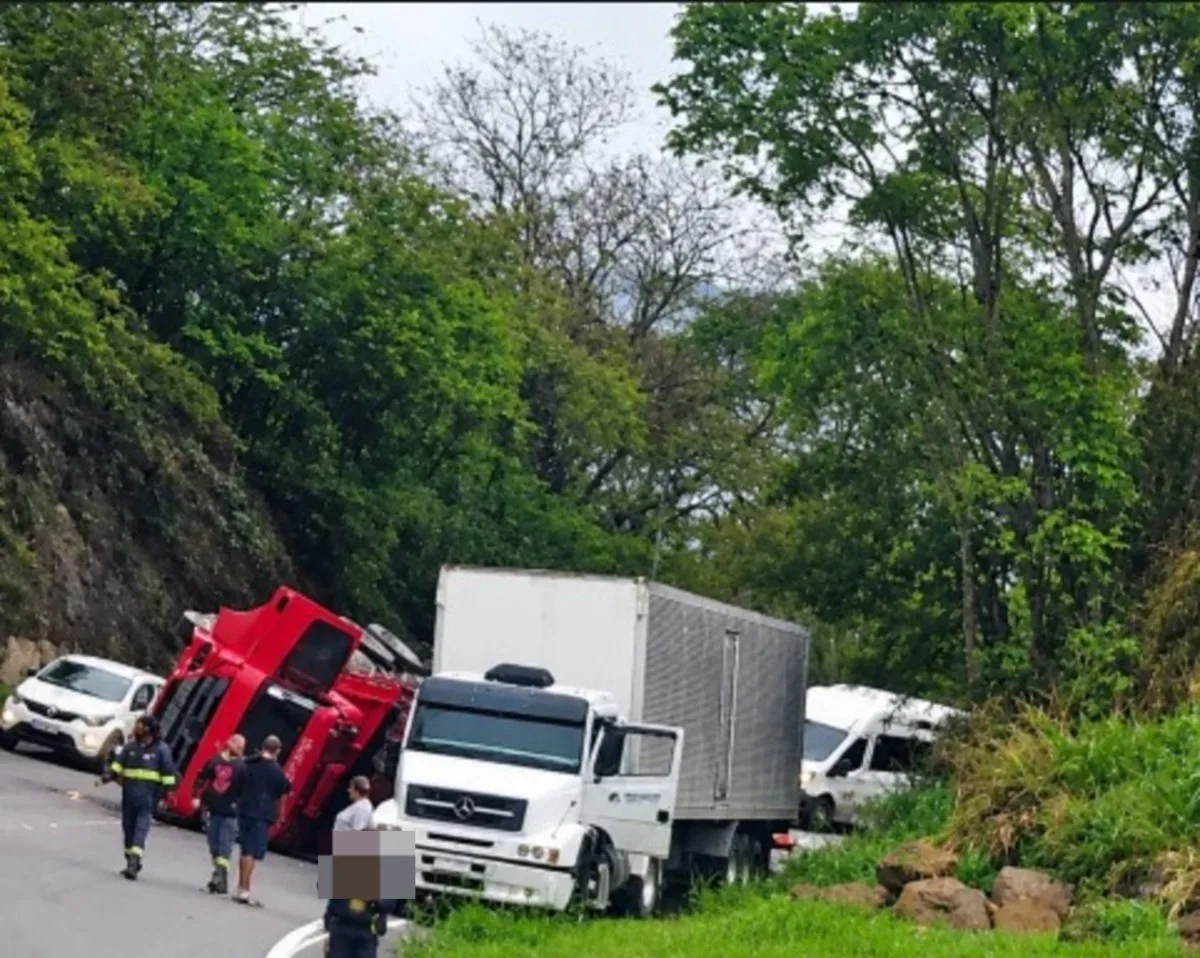Tombamento de carreta bloqueia faixas na Serra das Araras, em Piraí