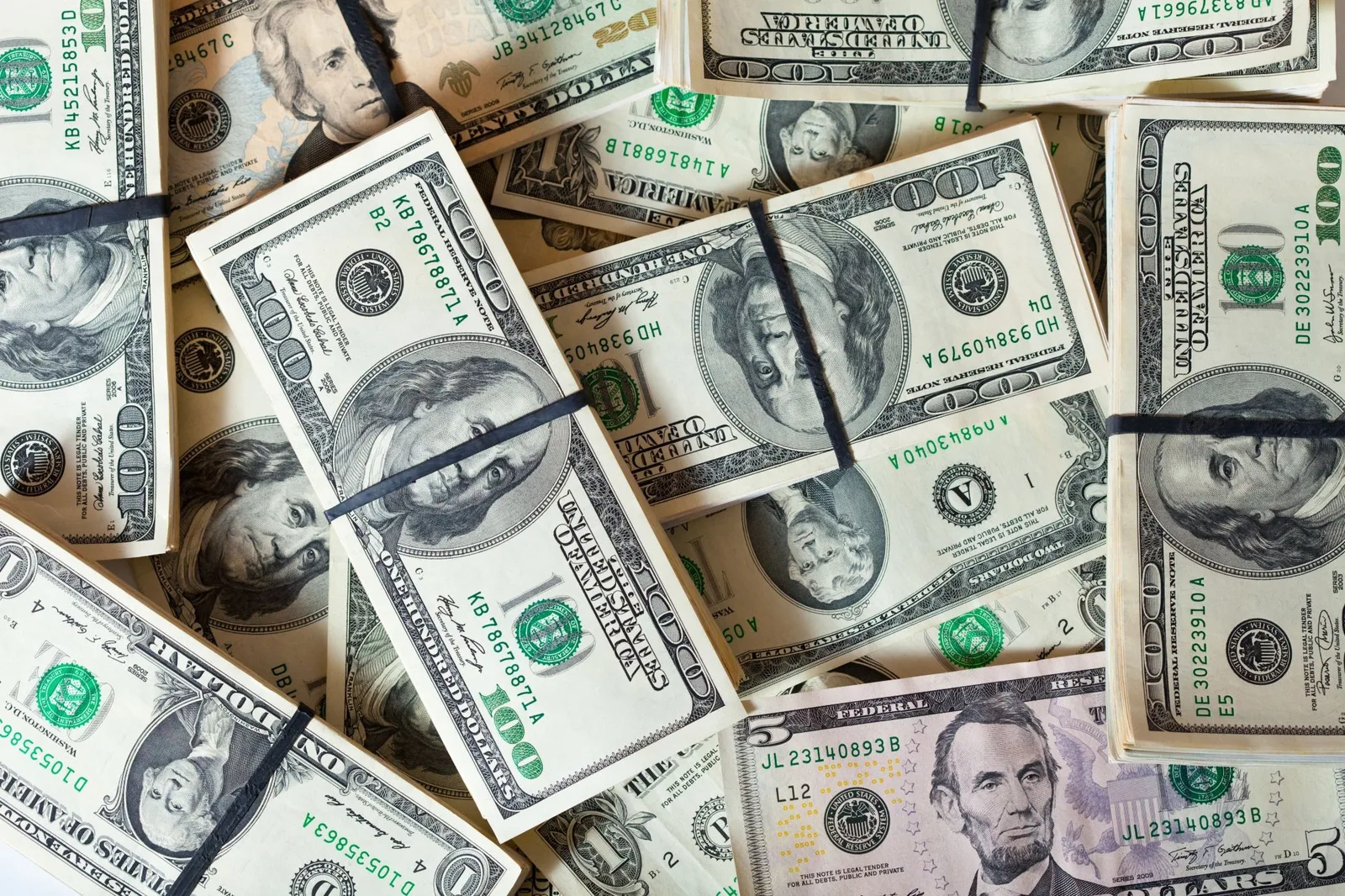 Dólar sobe 0,56% com foco em juros, política e petróleo