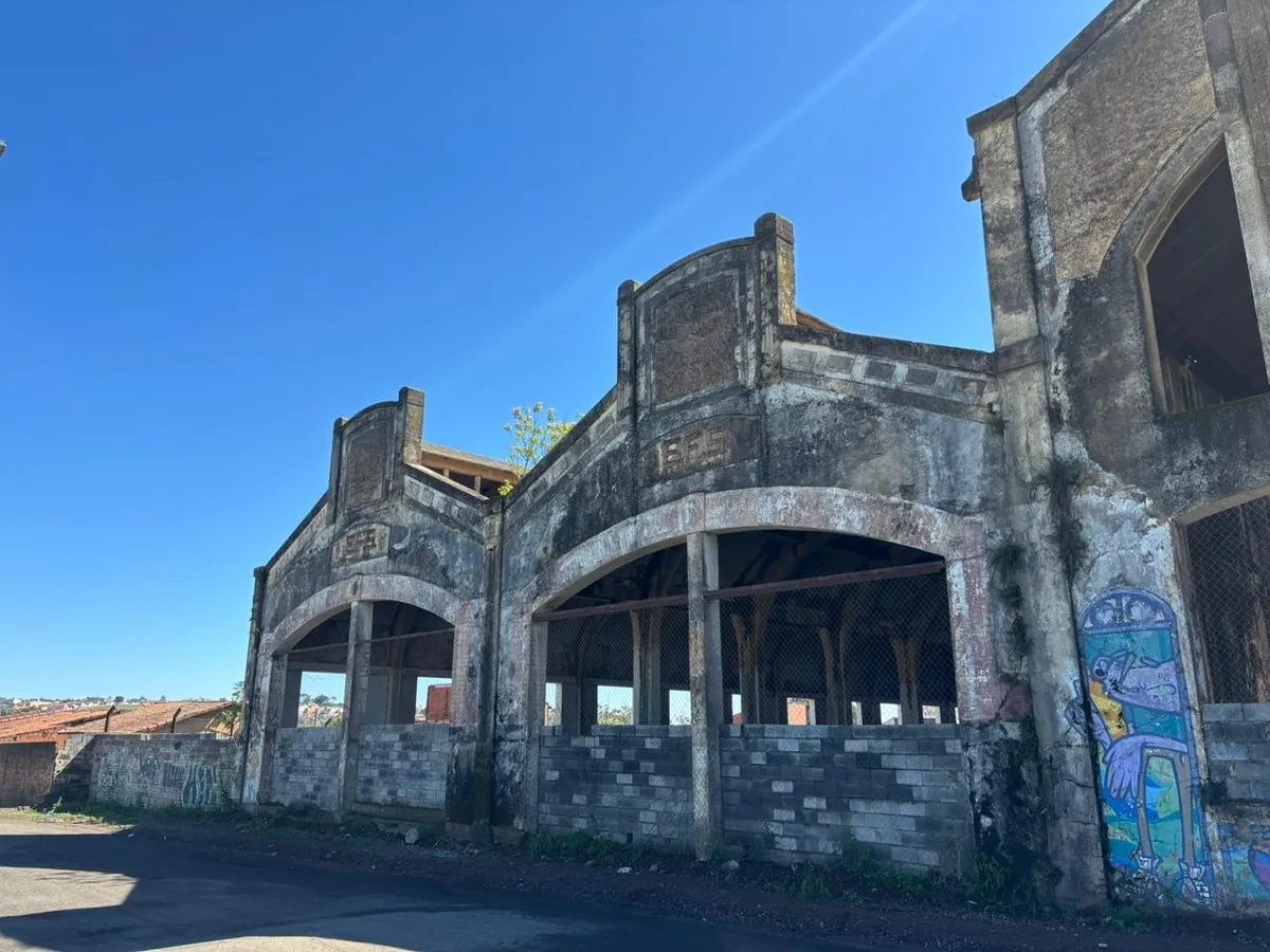 Ex-ferroviários reencontram colegas e encontram antigo depósito da Fepasa abandonado