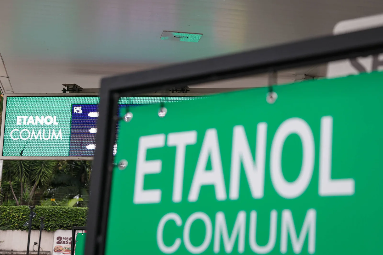 Mistura maior de etanol amplia disputa entre Lula e Flávio Bolsonaro