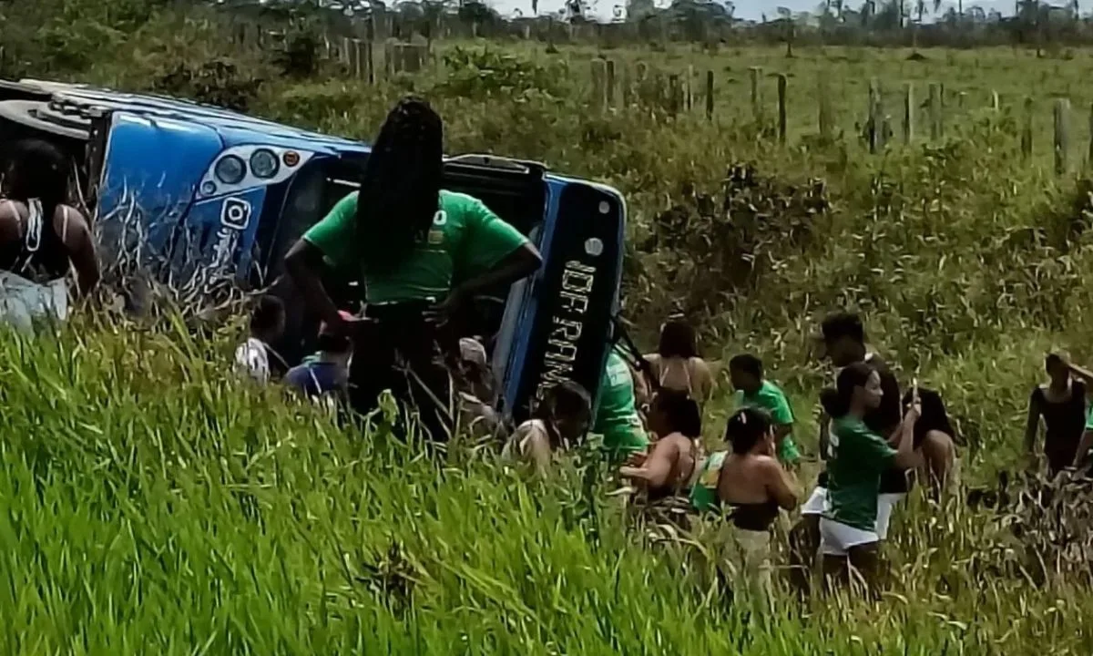 Ônibus sai da pista e tomba; três feridos são encaminhados para atendimento