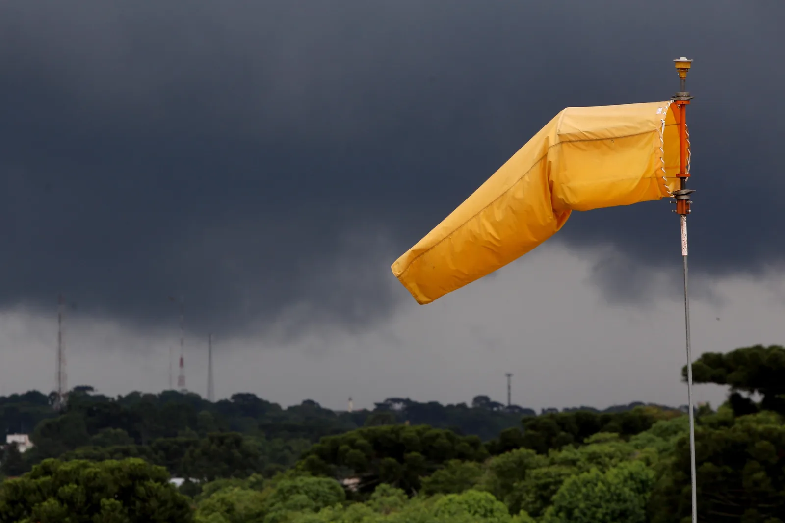 Chuva forte pode atingir o Paraná até sexta-feira, com risco de granizo