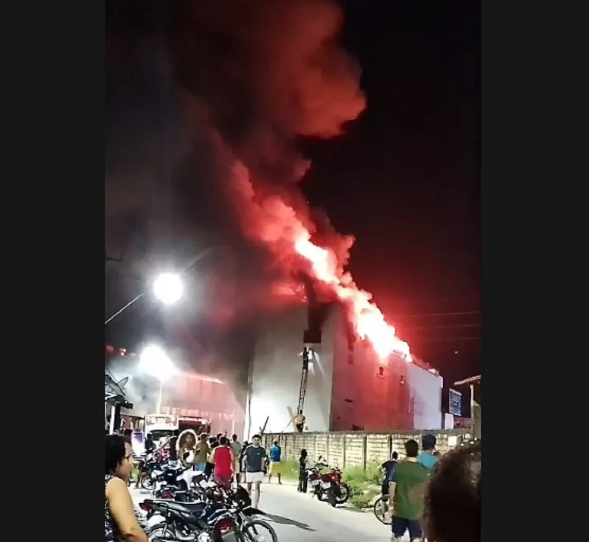 Incêndio atinge loja e residência e deixa família desaparecida em Capanema