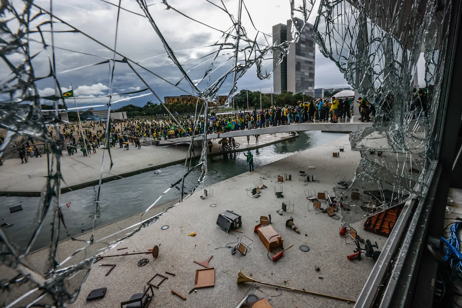 Leitores divergem sobre democracia, Judiciário e eleições em comentários