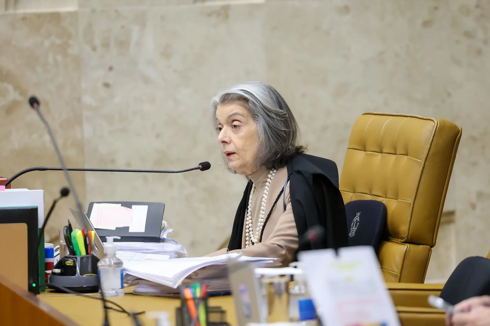 Cármen Lúcia pede desculpas por crise no STF durante julgamento sobre Moraes