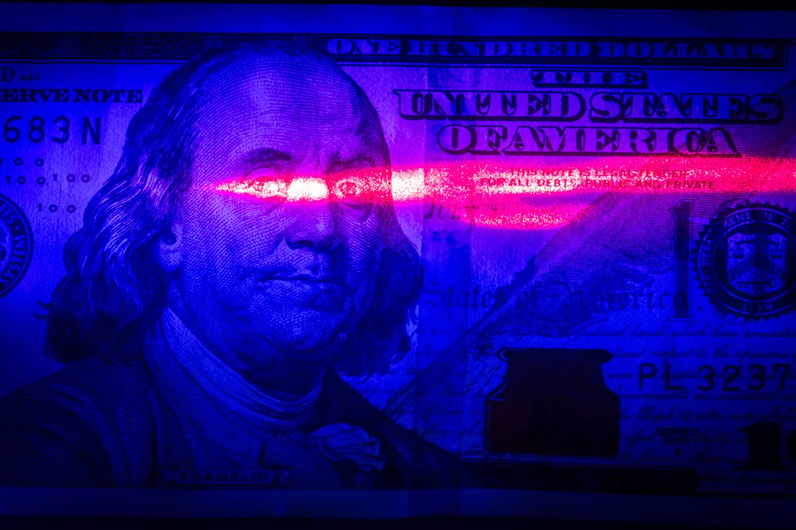 Dólar cai abaixo de R$ 5 após Flávio Bolsonaro liderar primeiro turno