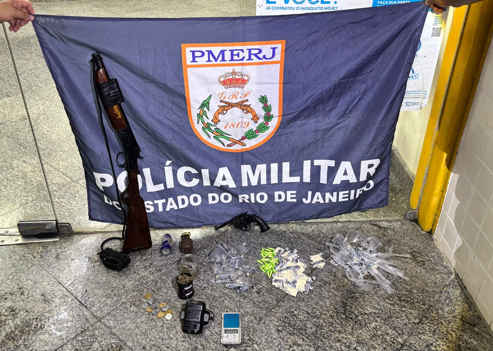 PM apreende granadas, armas e drogas durante ocorrência em Itatiaia