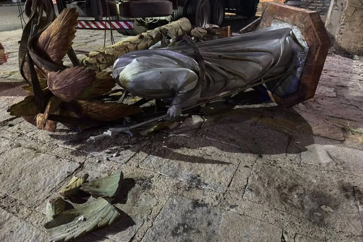 Estátua da Sagrada Família se quebra durante remoção em Fortaleza