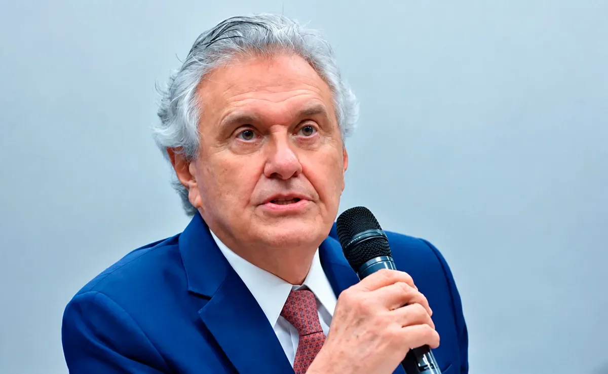 Caiado critica declarações de Flávio Bolsonaro e sai em defesa da CNBB e da fé católica