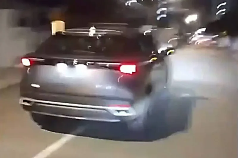 Crianças e adolescente furtam carro e batem em moto em Florianópolis