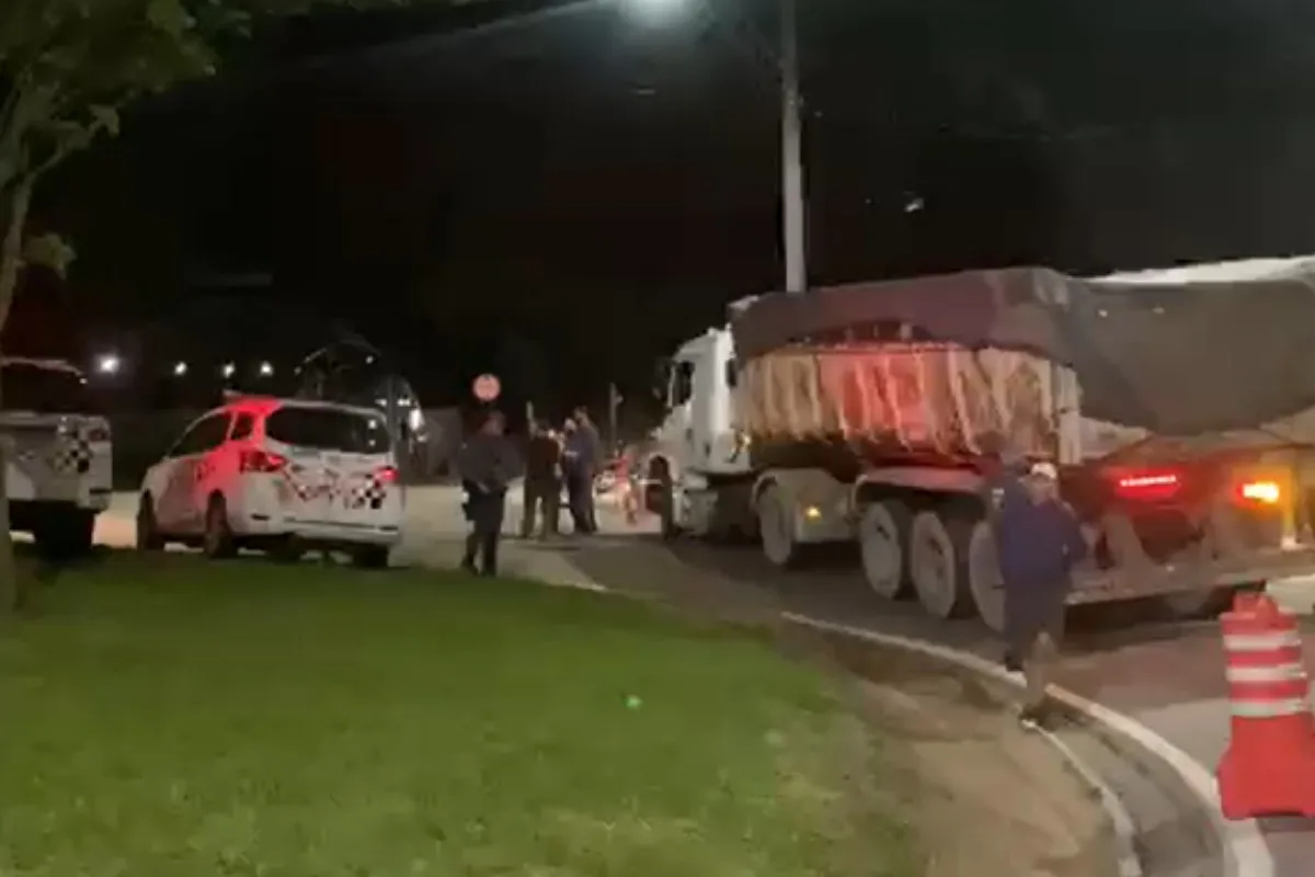 Menino de 11 anos morre após atropelamento por caminhão em Taubaté
