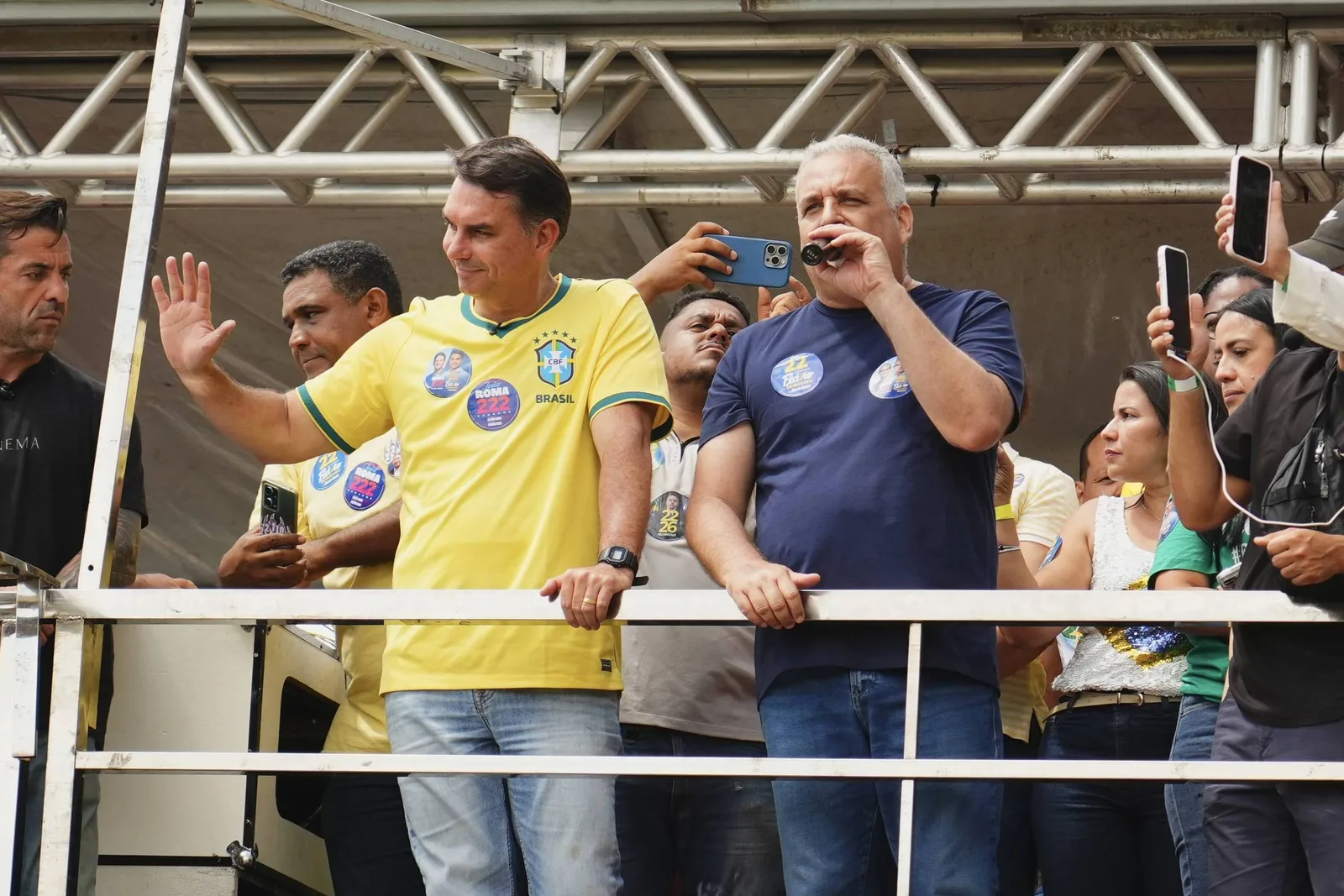 Flávio Bolsonaro critica reajuste do Bolsa Família anunciado pelo governo Lula