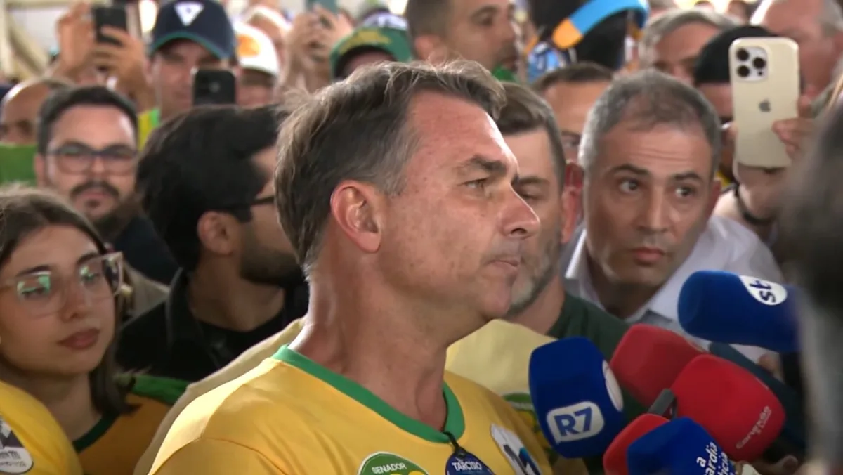 Flávio Bolsonaro critica atuação do STF e defende fim da reeleição