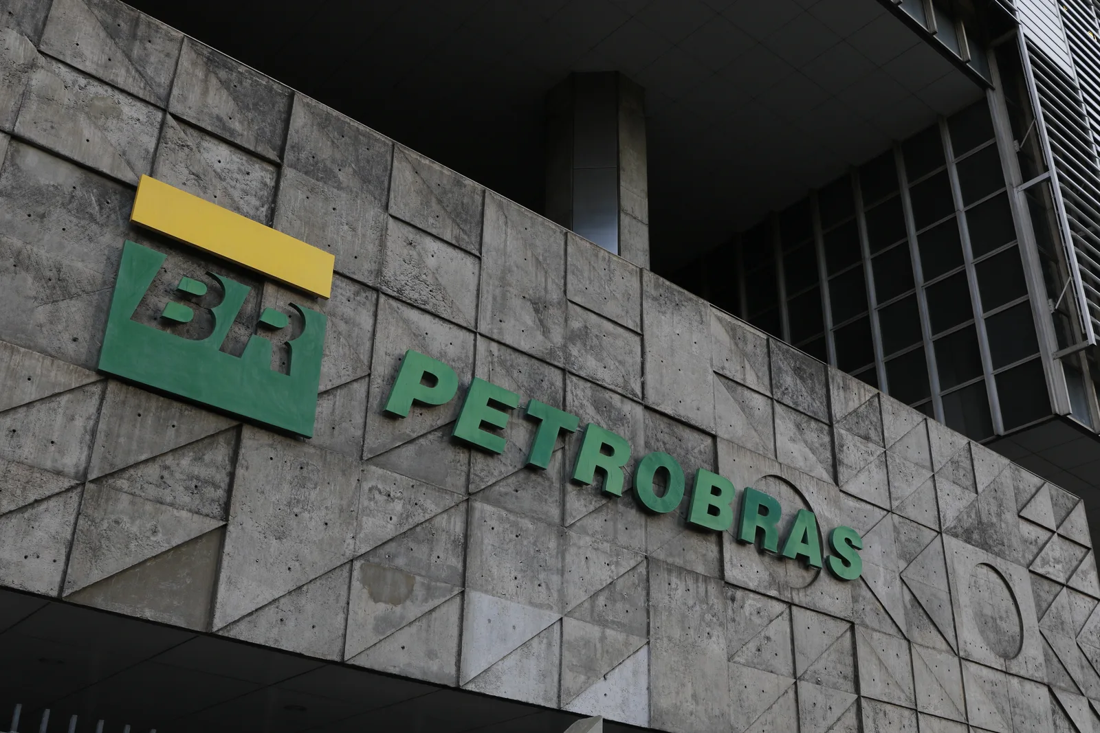 Petrobras reajusta querosene de aviação em até 12% nas principais bases