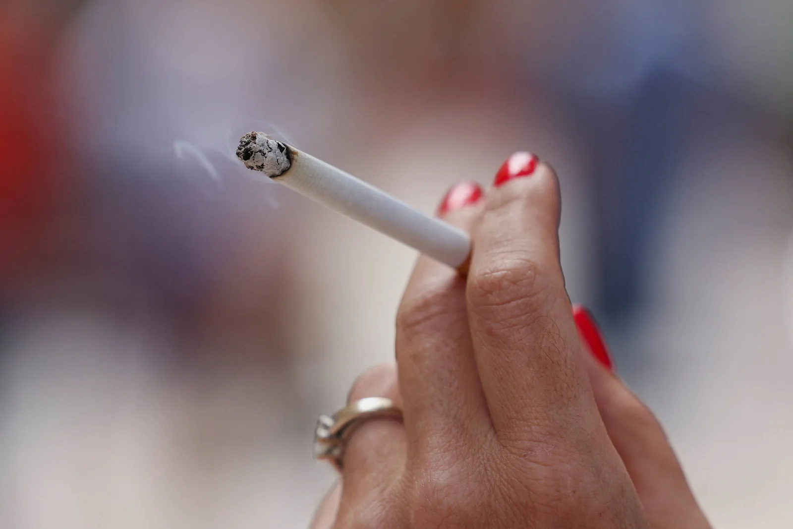 Abandonar o cigarro foi associado a menor risco de demência em estudo
