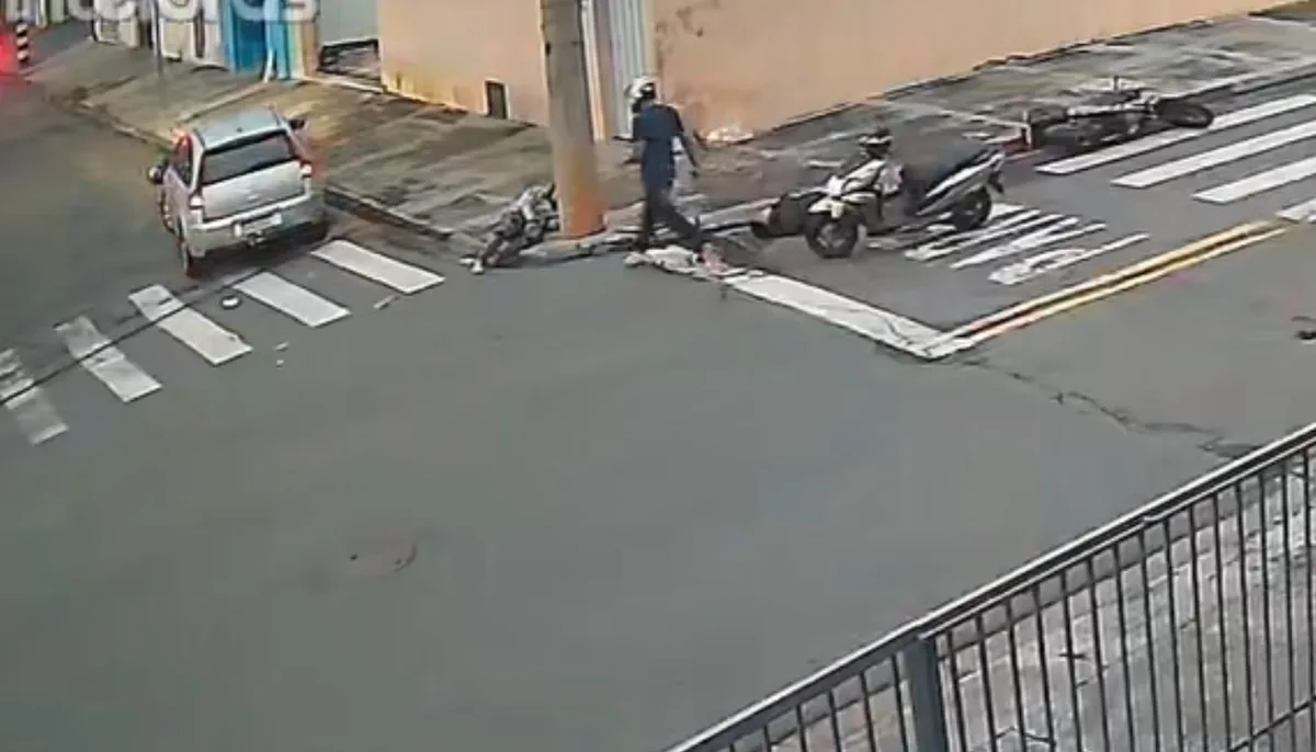 Batida em Limeira deixa motociclista e passageiro feridos após choque com carro