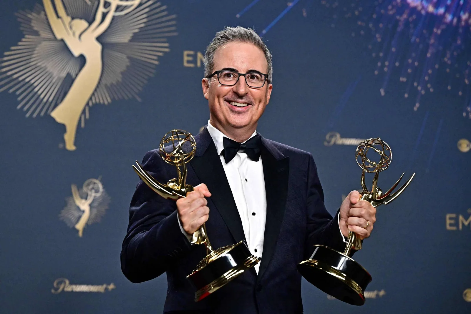 John Oliver avalia eleições brasileiras e teme vitória de Flávio Bolsonaro