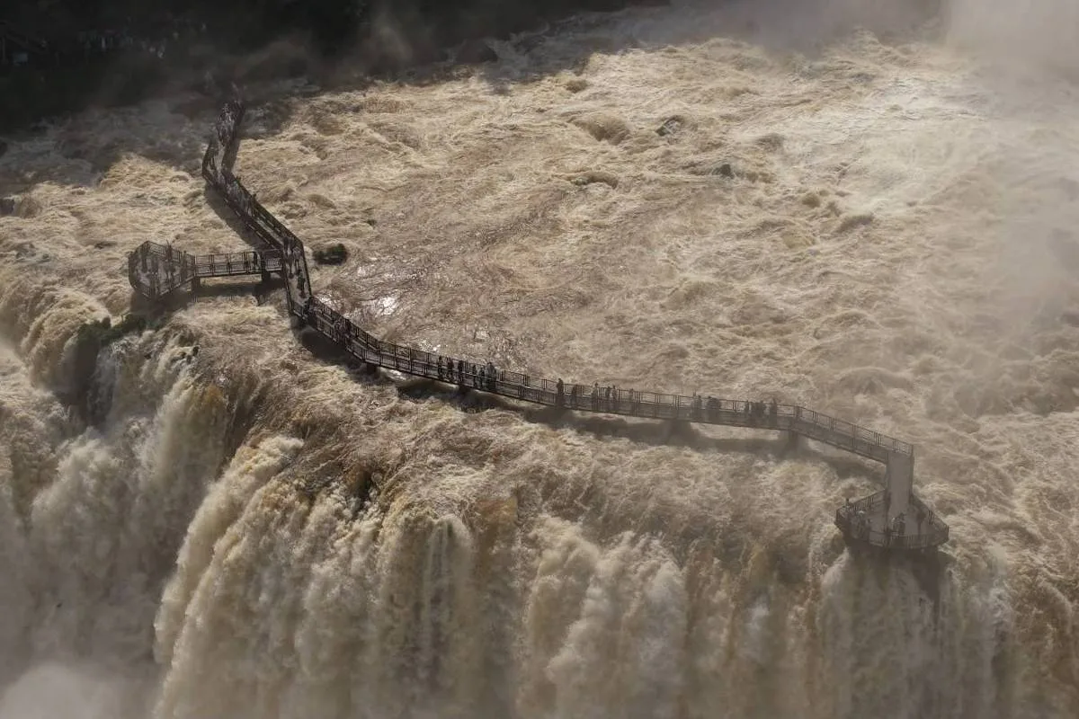 Cataratas do Iguaçu fecham passarela após vazão do rio disparar